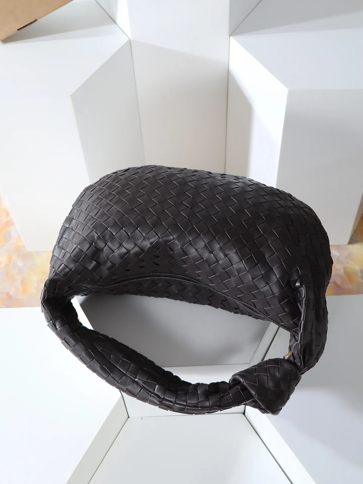 1280. 🥇 𝗝𝗢𝗗𝗜𝗘# Street style’s new favorite fashionable large size 𝙟𝙤𝙙𝙞𝙚 It’s coming, it’s coming, it’s really coming! I always felt that knitting was old-fashioned, until I met it - 𝙟𝙤𝙙𝙞𝙚, I realized that the original classic knitting elements and the new knot element design can be so fashionable! I have to admire your design talent! Large capacity to meet daily needs! Fashionable and versatile, it’s perfect for concave shapes, take it out to hit the streets! Size: 48*40*16cm Style No. #600261